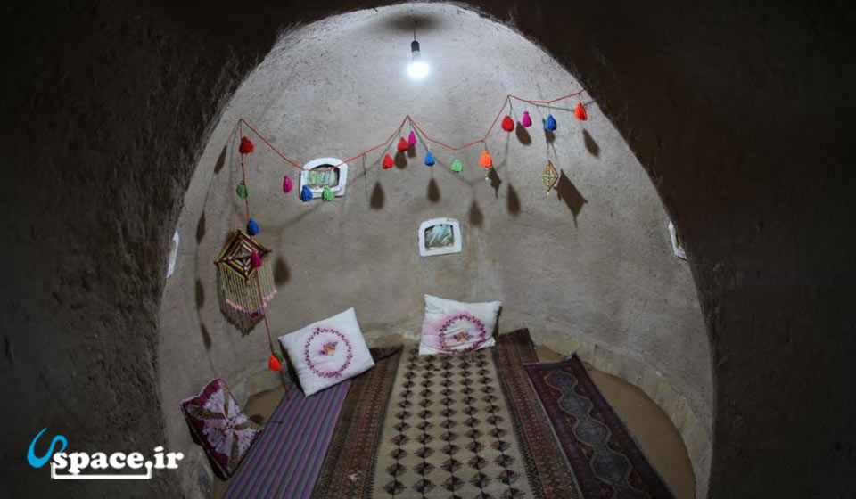 نمای دخمه اقامتگاه بوم گردی رادک - چناران - روستای رادکان